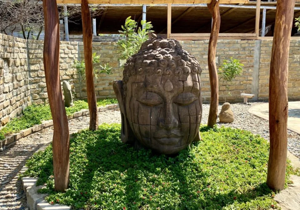 Gran cabeza de Buda tallada en el jardín de La Playa.