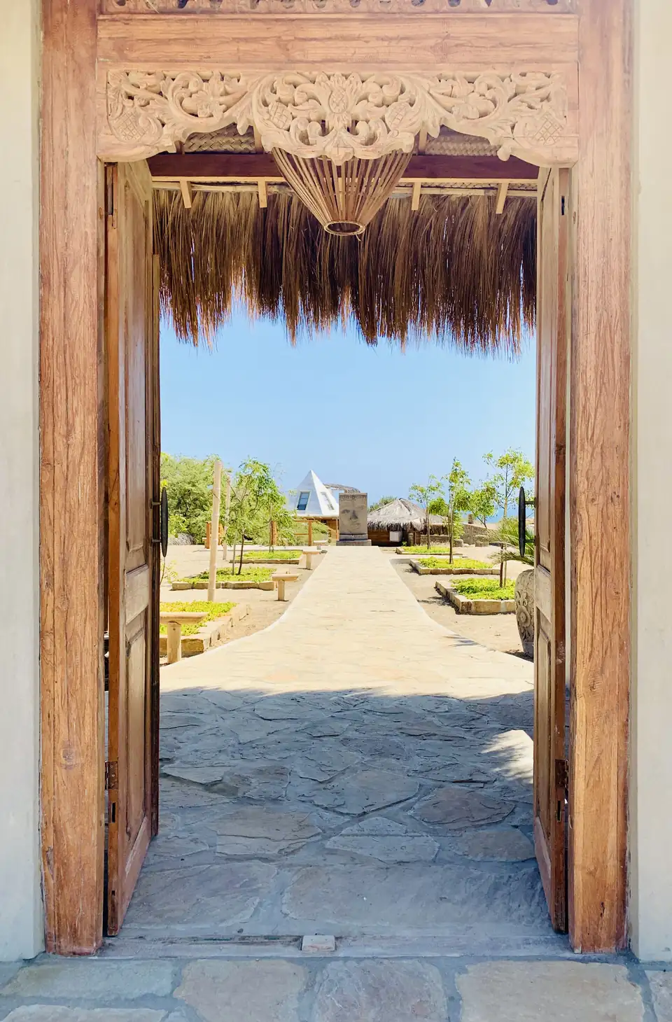 Entrada de La Playa con vistas al jardín y al mar